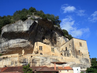 Eyzies-musée-national de la prehistoite_falaise