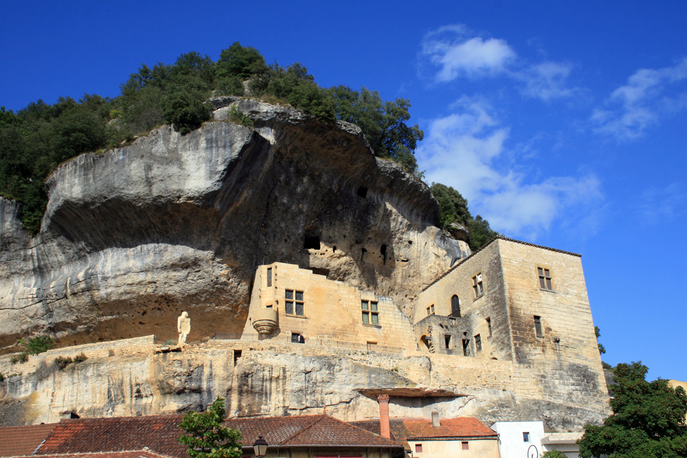 Eyzies-musée-national de la prehistoite_falaise