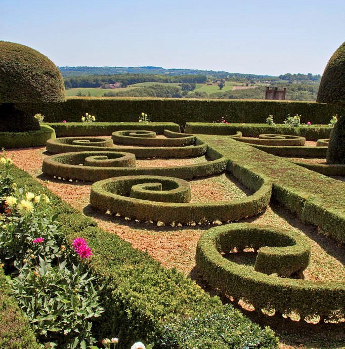 Chateau_de_Hautefort_jardins_perigord_dordogne