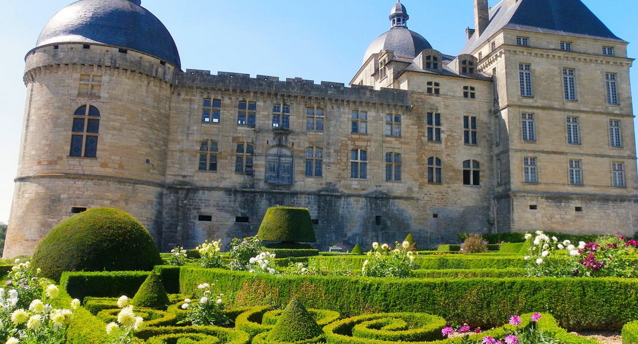 Chateau_de_Hautefort_jardins_perigord_dordogne