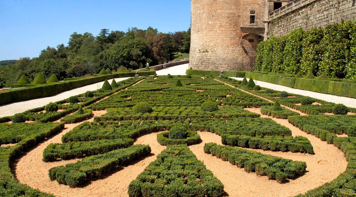 Chateau_de_Hautefort_jardins_perigord_dordogne