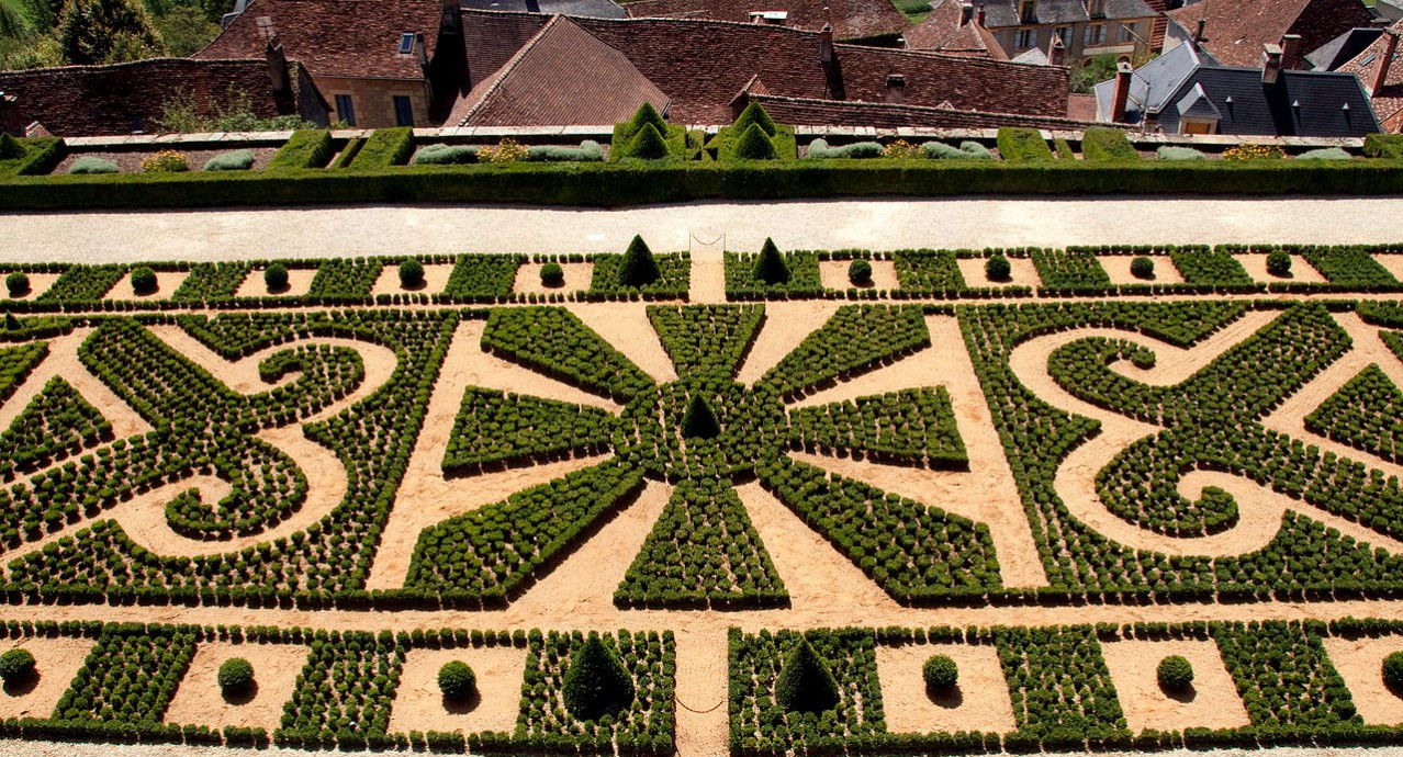 Chateau_de_Hautefort_jardins_perigord_dordogne