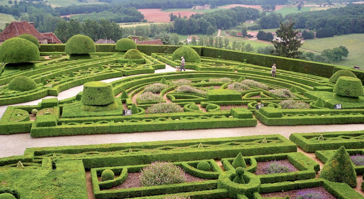 Chateau_de_Hautefort_jardins_perigord_dordogne