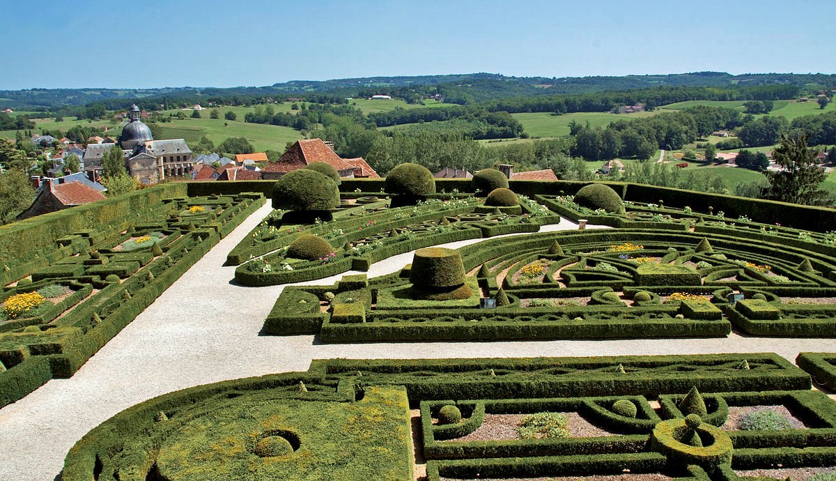 Chateau_de_Hautefort_jardins_perigord_dordogne