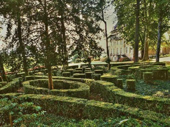 Domme-Parc-et-jardin-de-buis-du-Chateau-de-Caudon