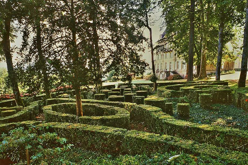 Domme-Parc-et-jardin-de-buis-du-Chateau-de-Caudon