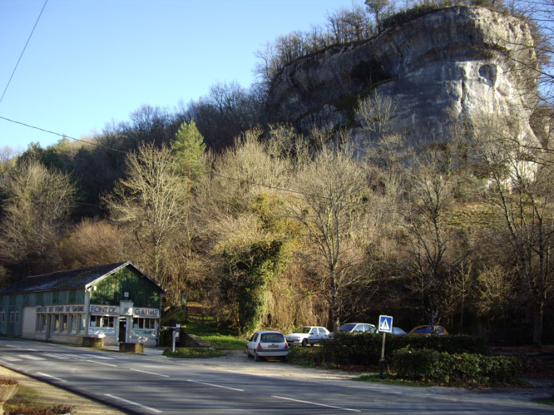 Entrée de la Grotte de Font de Gaume Les Eysies de Tayac classé au patrimoine mondial de l'Unesco en 1979- World Heritage List