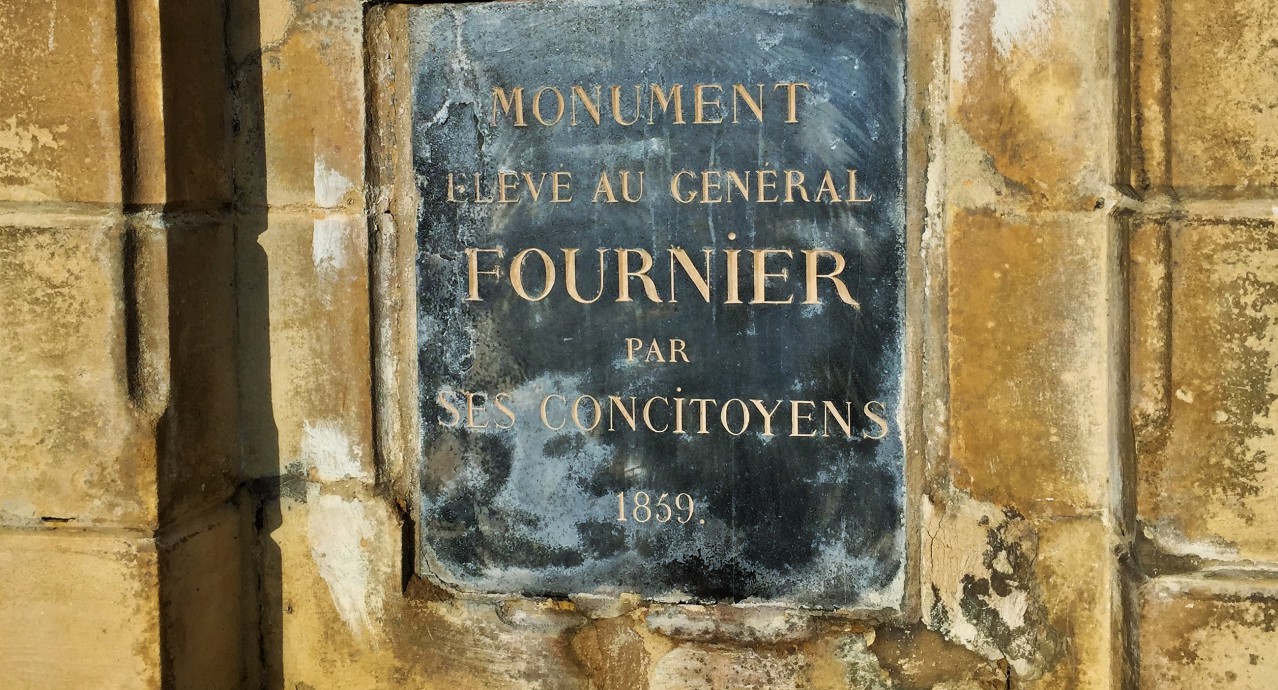 Pyramide Founier Sarloveze plaque détail