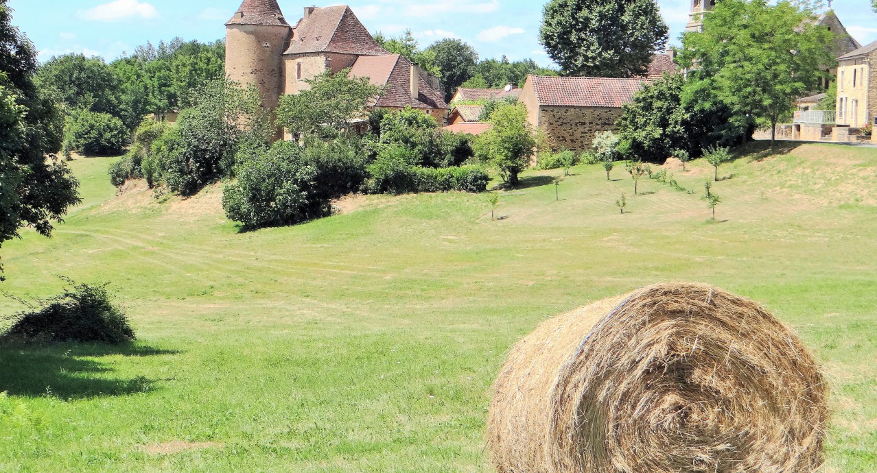 Saint-Chamassy_-_Manoir_du_XVe_siècle_et_église