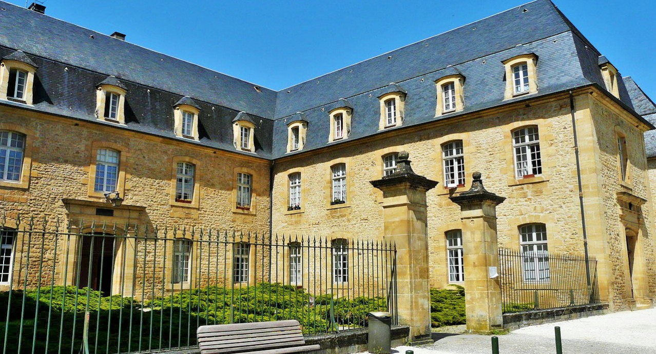 Sarlat-la-Canéda_ancien_hôpital,_30_av_Gambetta_