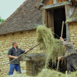 les foins au Village_du_bournat_parc_attractions_dordogne_le_bugue