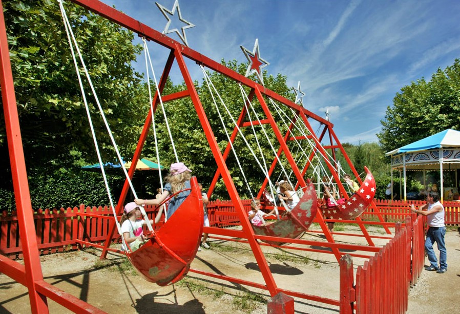 Manège au Village_du_bournat_parc_attractions_dordogne_le_bugue